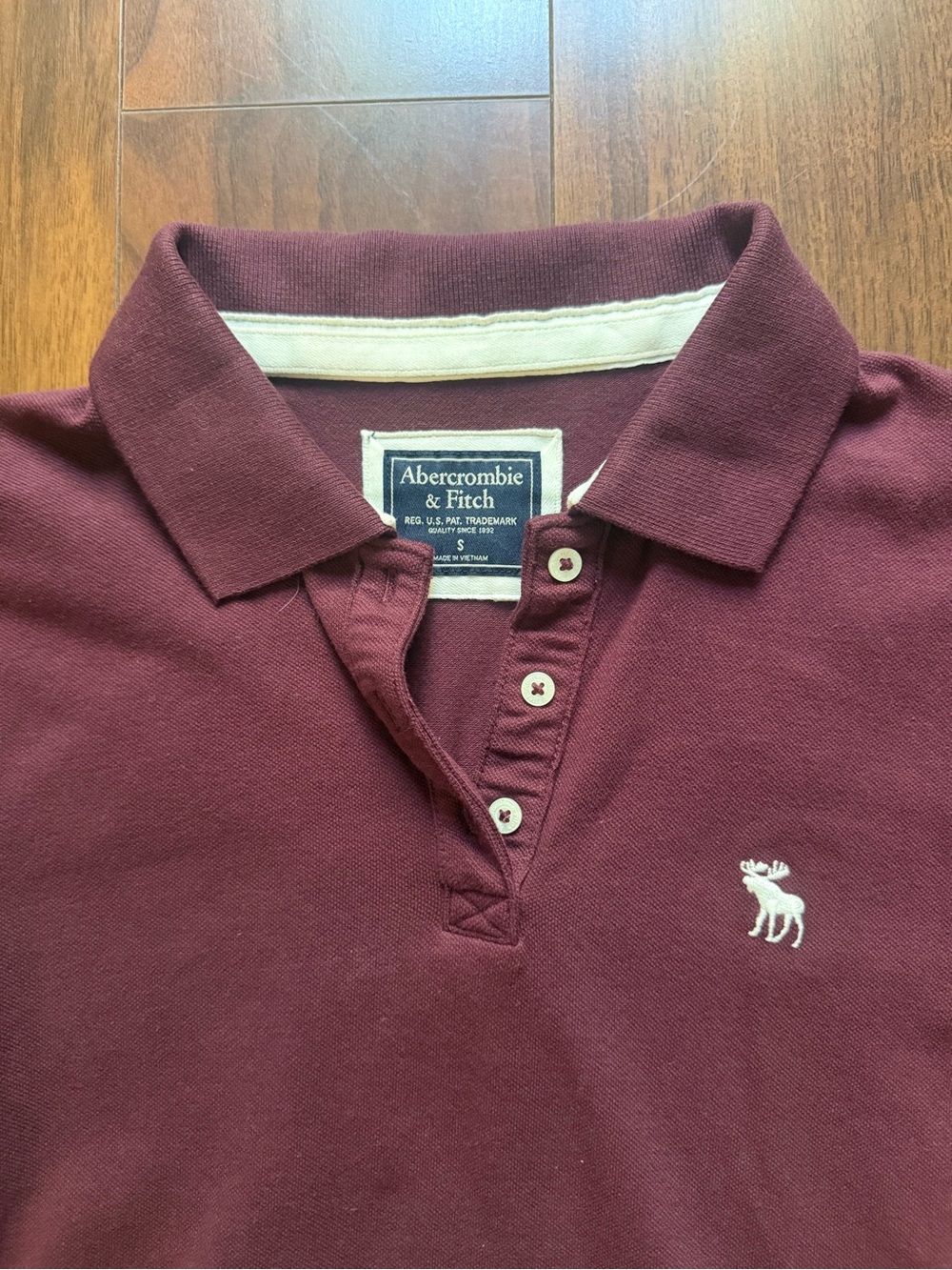 Abercrombie & Fitch Y2K Short Sleeve Pique Polo Top / Burgundy / S / NWT!! - Picture 3 of 4